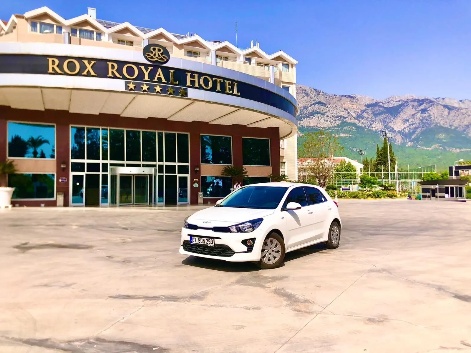 Kemer Günay Rent a Car vehicle in front of the Kemer mountains